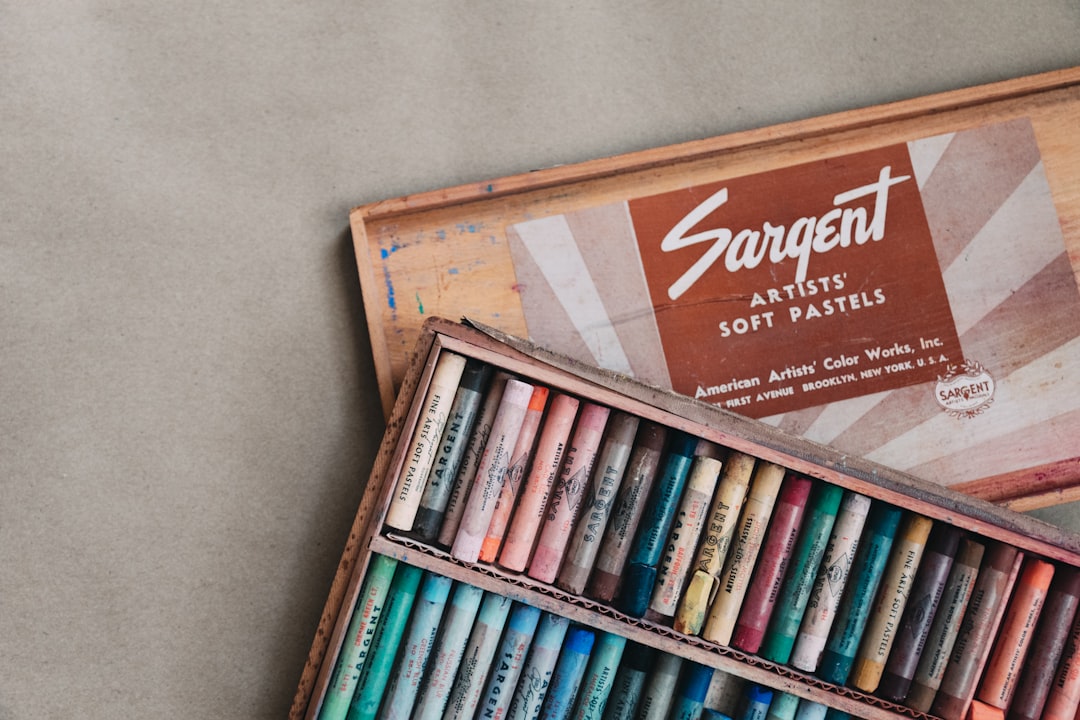 Studio d'artiste avec matériel de dessin
